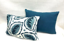 Load image into Gallery viewer, 14” X 20” William Yeoward Raffaele Fwy2588-01 Linen Navy Blue &amp; White Lumbar Pillow Cover