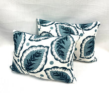 Load image into Gallery viewer, 14” X 20” William Yeoward Raffaele Fwy2588-01 Linen Navy Blue &amp; White Lumbar Pillow Cover