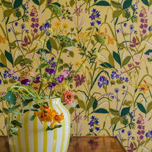 Load image into Gallery viewer, Schumacher Ros Och Lilja Wallpaper 1963 / Ochre
