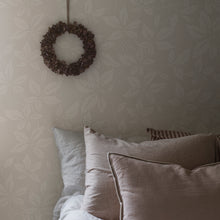 Load image into Gallery viewer, Schumacher Vildvin Wallpaper 2027 / Bone
