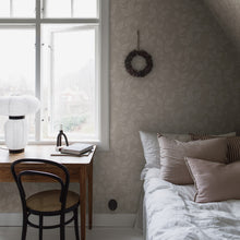 Load image into Gallery viewer, Schumacher Vildvin Wallpaper 2028 / Stone
